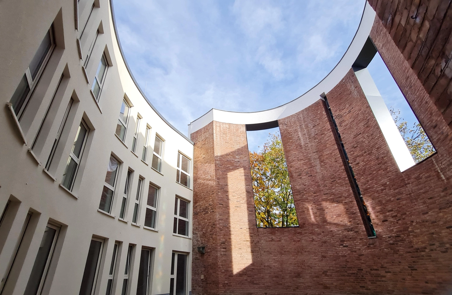 EB BAU SERVICE GmbH – Bauunternehmen – Dieses Bild zeigt das Thomas-Morus-Wohnprojekt in Leverkusen, eine ehemalige Kirche, die von Kollbach Bansi Architekten zu Sozialwohnungen umgebaut wurde.