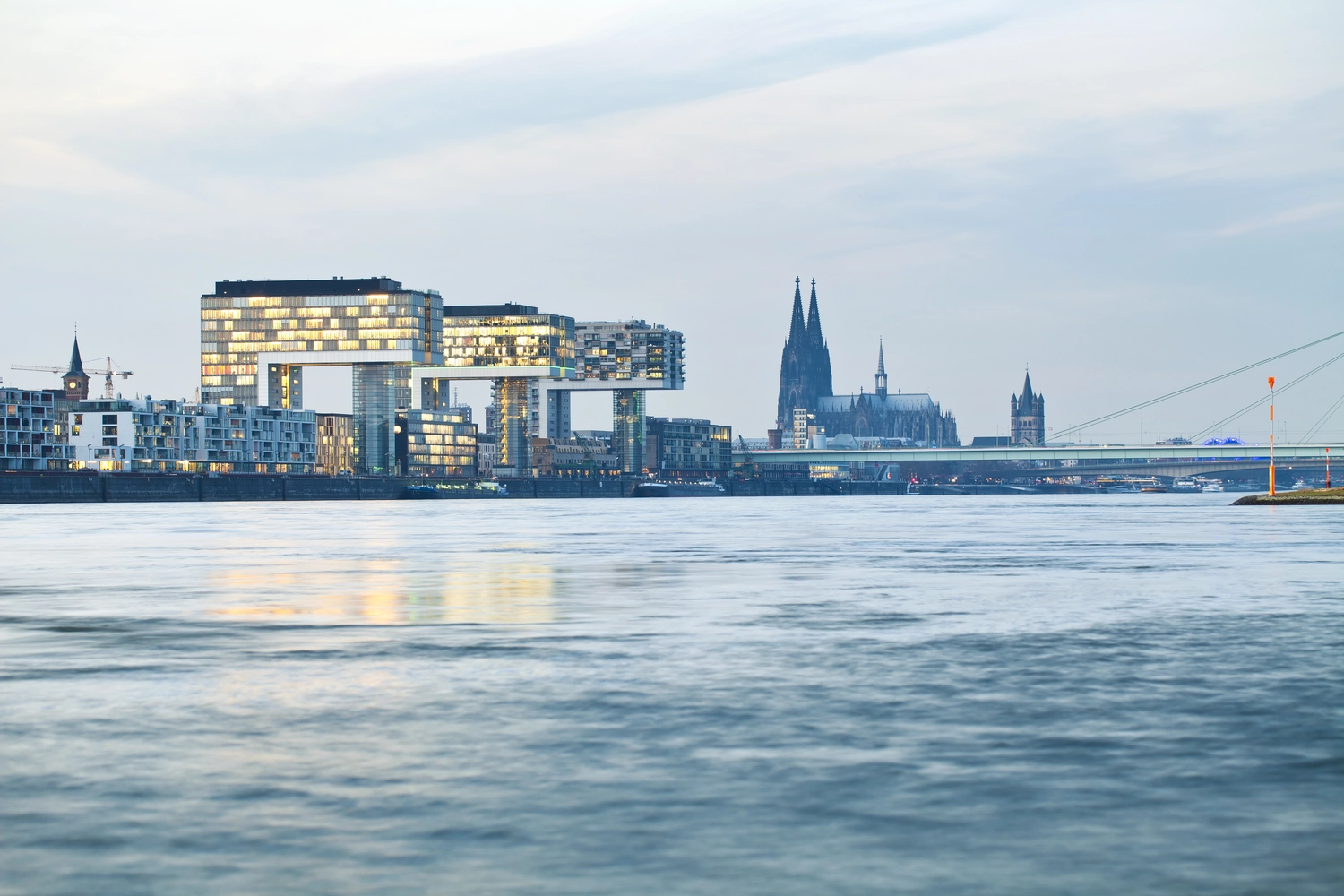 EB BAU SERVICE GmbH – Bauunternehmen – die Kölner Skyline mit den modernen Kranhausgebäuden im Rheinauhafen.
