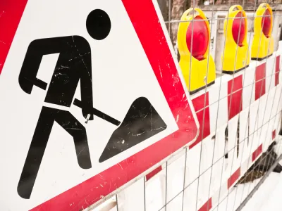 EB BAU SERVICE GmbH – Bauunternehmen – Dies ist ein in europäischen Ländern übliches Baustellenschild, das auf Straßenbau- oder Instandhaltungsarbeiten in der Nähe hinweist.